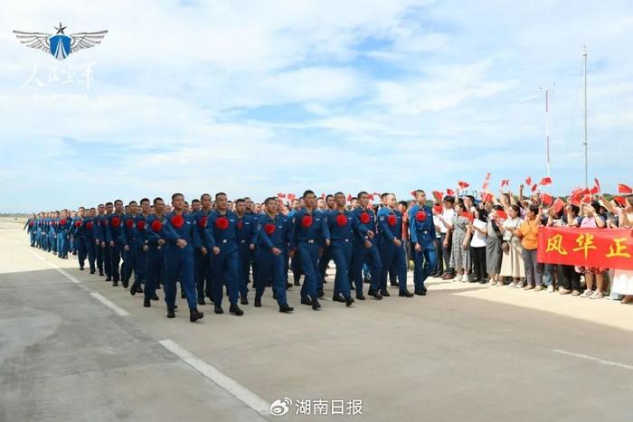 湖南这群学子乘坐空军运-20上大学！