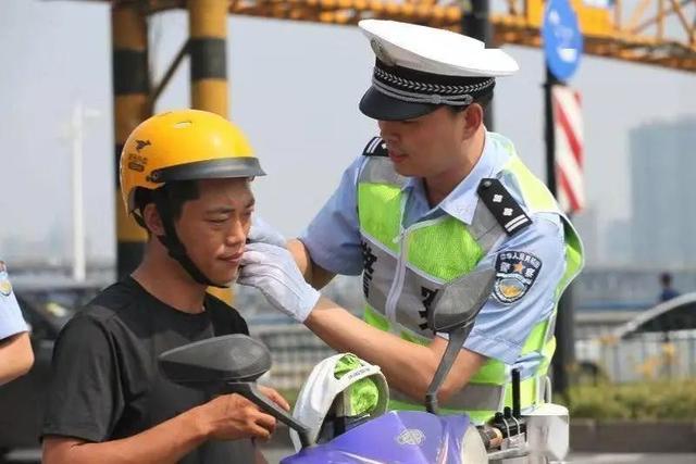 上海7岁女孩手臂卷入车轮，惨遭“扭麻花”致骨折！起因太意外……这行为或许你也有！