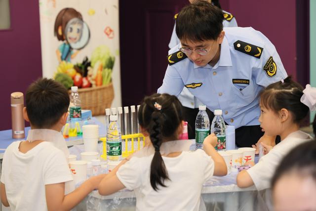 “小小食品安全家”课堂，带领孩子们探究食用色素的世界