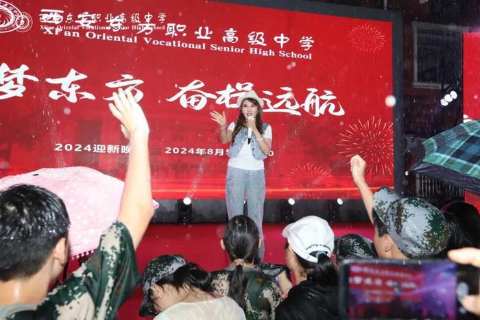 中国内地民族流行女歌手乌兰图雅在西安东方职业高级中学倾情献唱，感动无数学子与家长