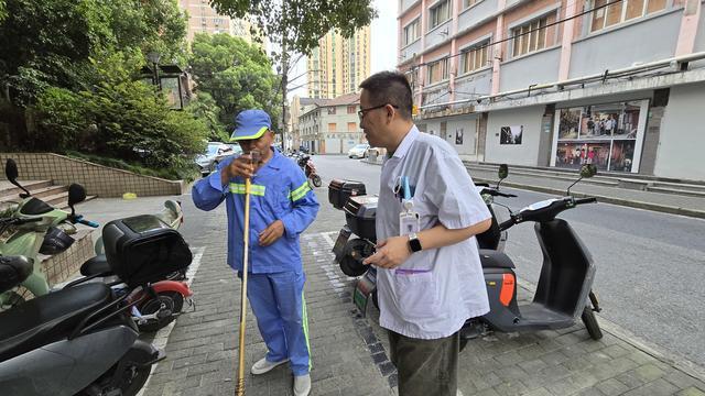 老西门街道社区卫生服务中心夏日送清凉，开放大厅供户外工作者纳凉