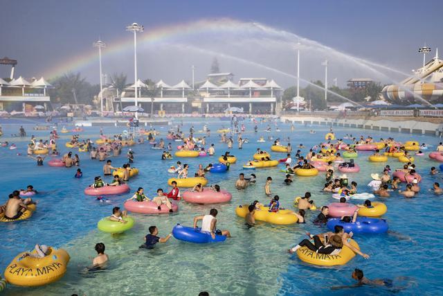 第27个高温日：市民嬉水消夏，水上乐园看彩虹