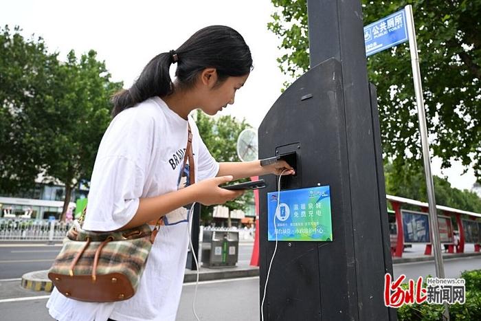 记者走基层｜街边路灯能给手机充电