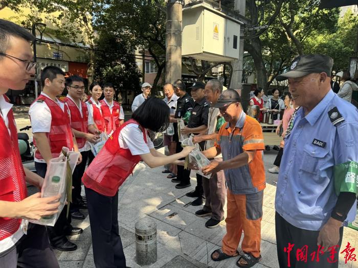 安“新”一夏，啃“秋”吃瓜——宁波航标处与属地社区联合开展“夏日送清凉”志愿活动