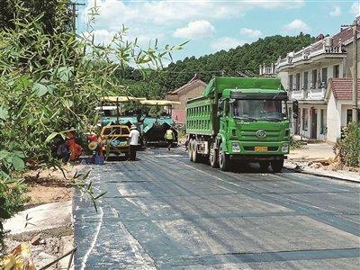 我市农村公路建设热火朝天