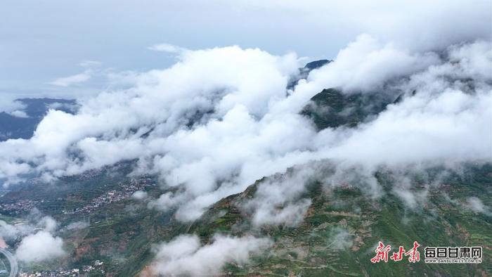 【镜观陇原】雨后俯瞰武都城 烟波缥缈似仙境