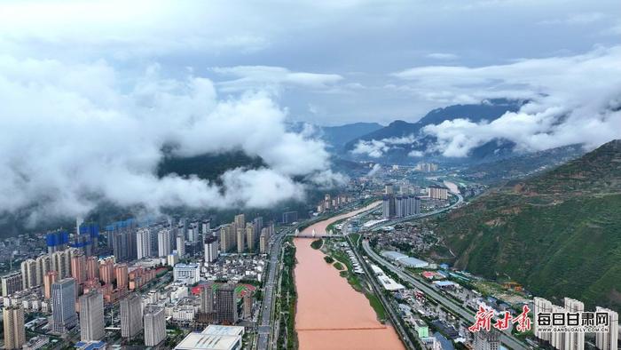 【镜观陇原】雨后俯瞰武都城 烟波缥缈似仙境