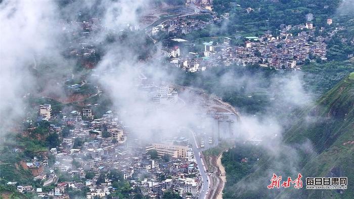 【镜观陇原】雨后俯瞰武都城 烟波缥缈似仙境