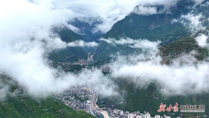 【镜观陇原】雨后俯瞰武都城 烟波缥缈似仙境