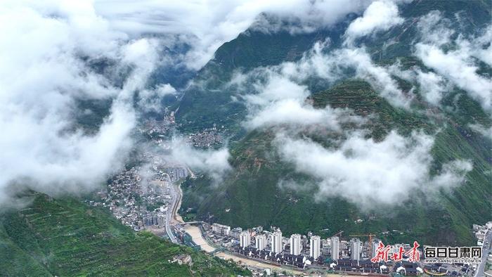 【镜观陇原】雨后俯瞰武都城 烟波缥缈似仙境