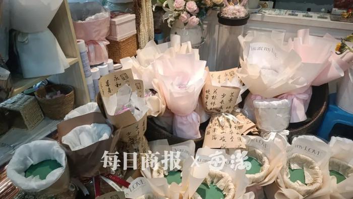 七夕将至，杭城花店已开“卷”？什么品种卖得最好？有商家已接到600多个订单......