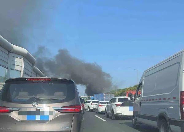 上海外环有车辆起火！主线道路一度无法通行，官方连发三则突发消息