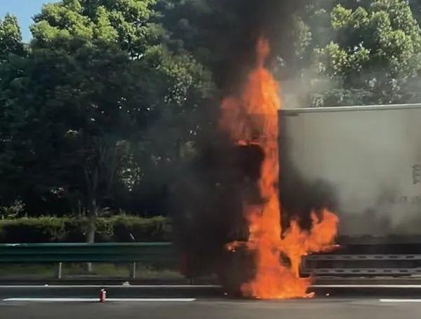 上海外环有车辆起火！主线道路一度无法通行，官方连发三则突发消息