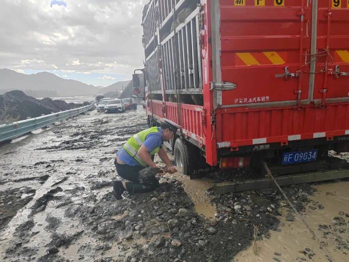 新疆独库公路库车段突发泥石流  交警联合多部门全力保畅通！