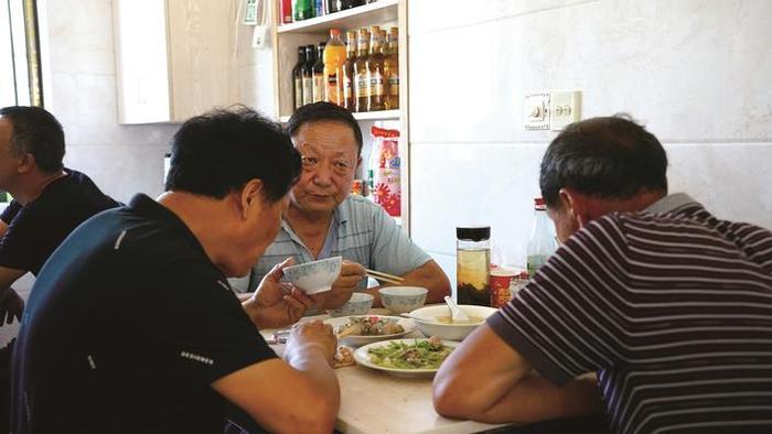 每到饭点挤满人！ 镇上这家小饭店，藏着37年的时光味道！