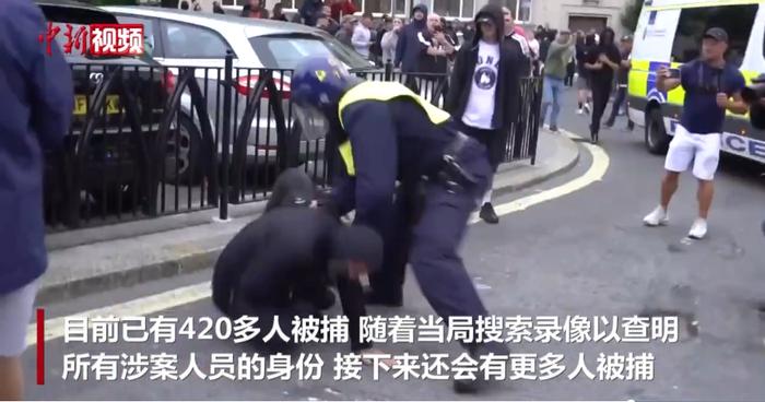 英国暴发大规模骚乱！暴徒向警察投掷燃烧瓶、抢劫商店、焚烧警车