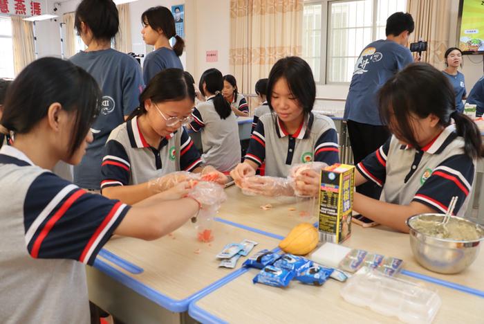 校地共建 华南农业大学珠江学院北斗号实践队走进郁南都城镇开展支教工作