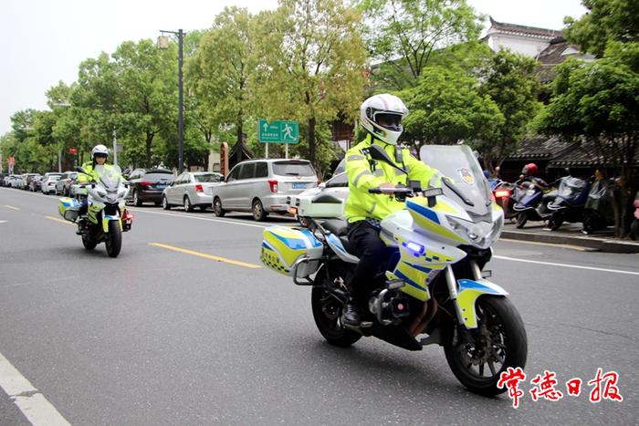 常德交警多举措优化常德河街交通管理应对旅游高峰