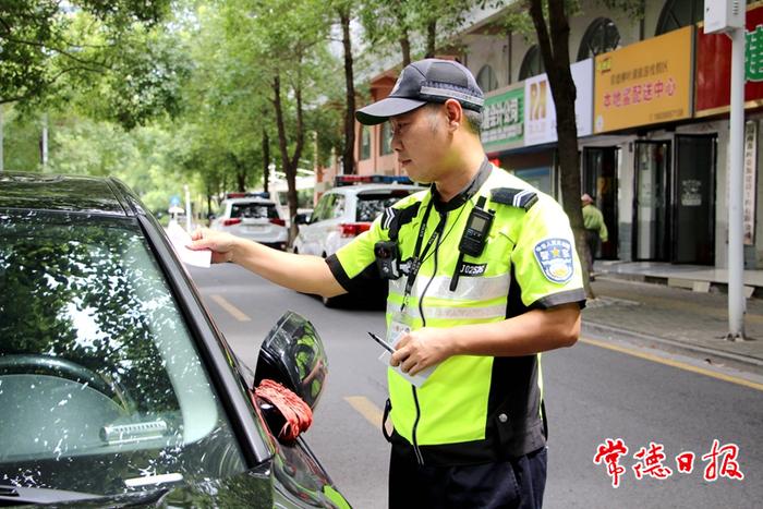 常德交警多举措优化常德河街交通管理应对旅游高峰