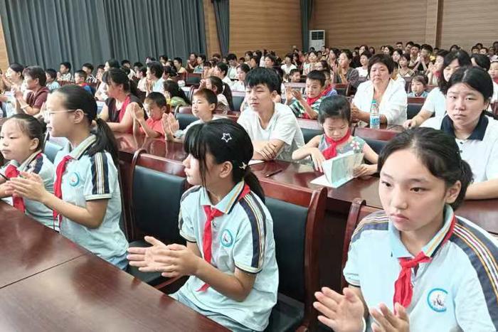 邓州市穰东镇仲景学校：特邀西安交大优秀大学生举办学习经验分享励志教育报告会