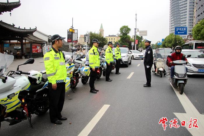 常德交警多举措优化常德河街交通管理应对旅游高峰