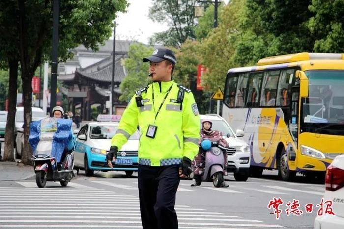 常德交警多举措优化常德河街交通管理应对旅游高峰