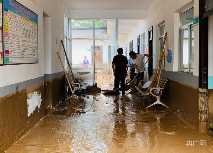 在现场｜强降雨引发泥石流致甘肃泾川部分乡镇受灾 抢险救灾正在进行