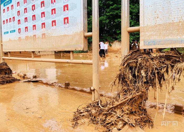 在现场｜强降雨引发泥石流致甘肃泾川部分乡镇受灾 抢险救灾正在进行