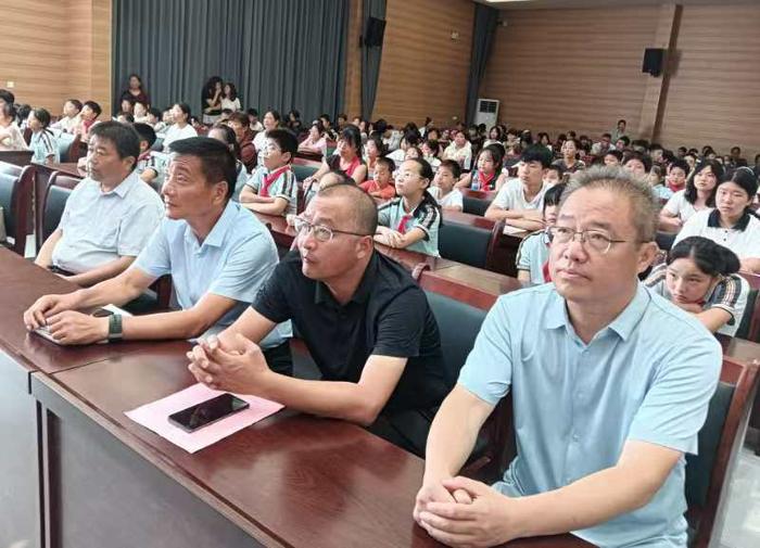 邓州市穰东镇仲景学校：特邀西安交大优秀大学生举办学习经验分享励志教育报告会