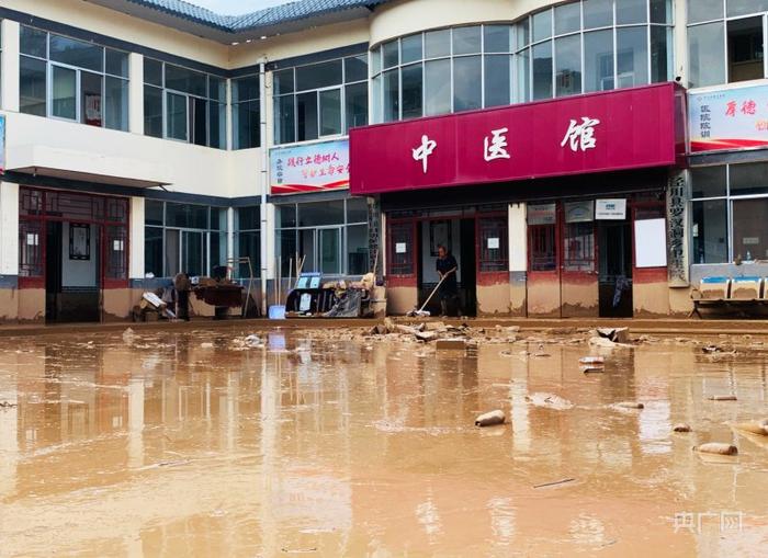 在现场｜强降雨引发泥石流致甘肃泾川部分乡镇受灾 抢险救灾正在进行