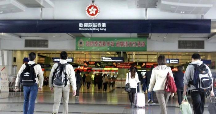 第一批内地高才卷去香港，有人依然不敢放弃内地社保