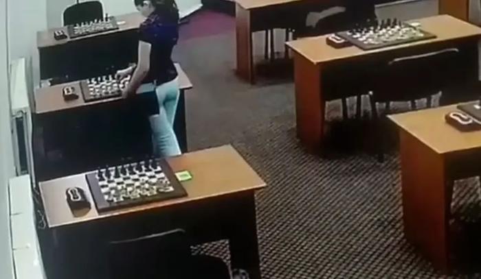 国际象棋比赛，女棋手在对手棋盘上下毒！监控视频曝光