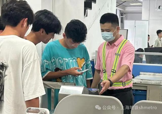 高温挡不住出行热情｜暑运过半，上海地铁日均运送客流1084万人次