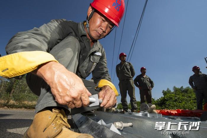 不停电立杆扩容，村民用上“满格电”｜热镜头