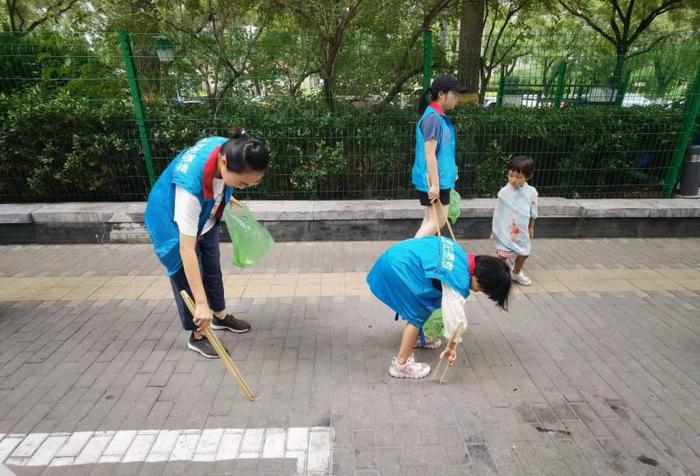 小手拉大手 东城崇外街道崇东社区开展垃圾分类宣传活动