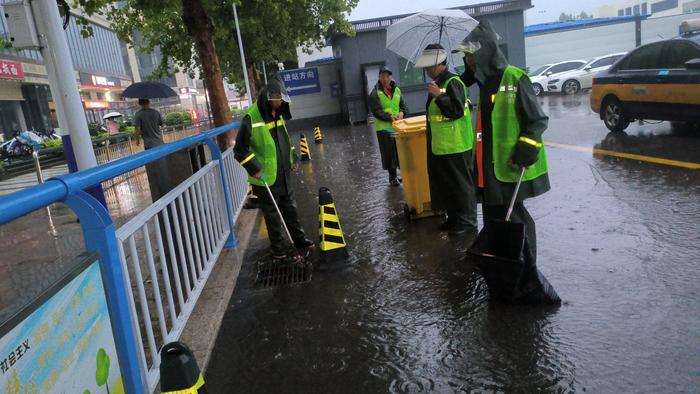 应对强降雨｜石家庄多部门联合抽排积水 出行要提前规划路线