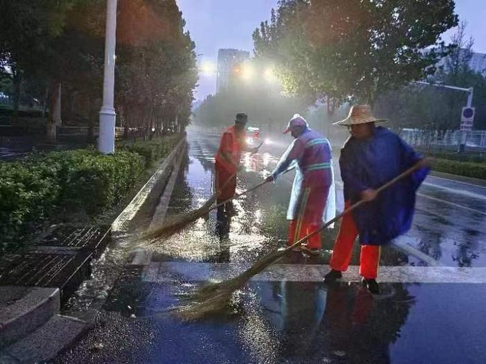 应对强降雨｜石家庄多部门联合抽排积水 出行要提前规划路线