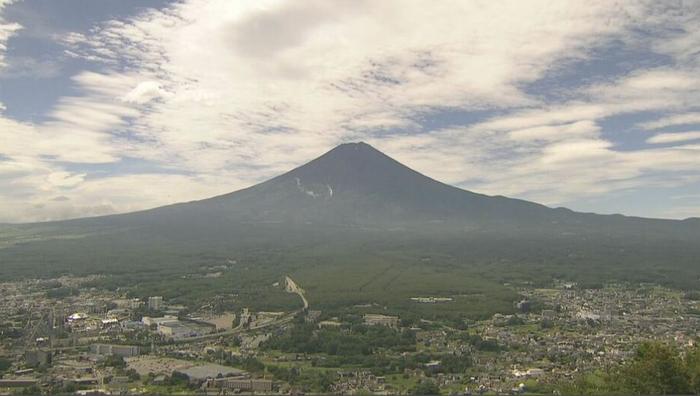 日本富士山接连有登山游客遇险 一家人山上遭雷击中