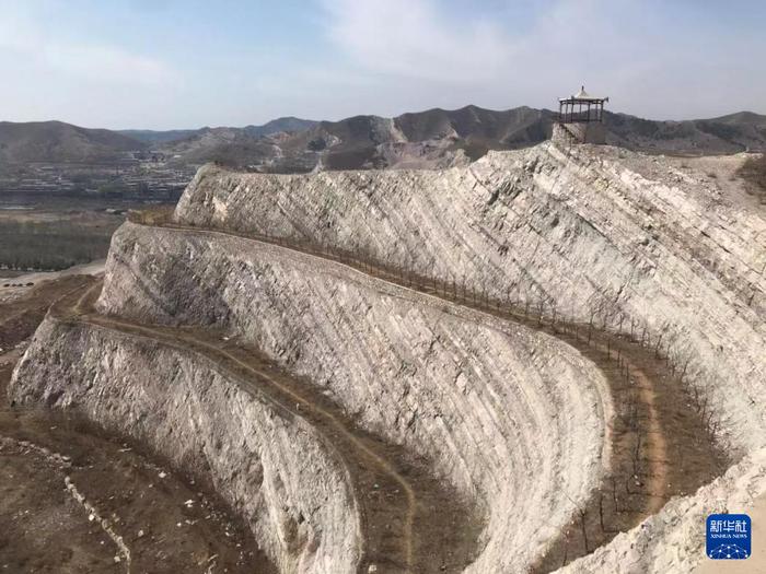 辽宁北票：废旧采石场变身山体公园