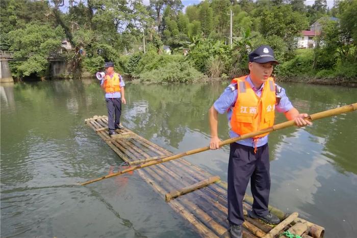 撑着长竹竿、带着竹筏缓缓前进，这是蜀水河畔的“竹筏村警”