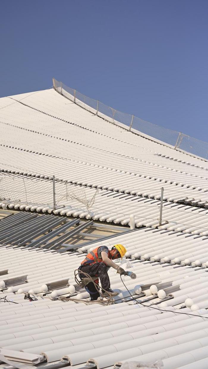 南湖未来广场 完成首个场馆屋面陶瓦工程