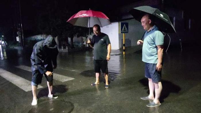 迅速行动，应对强降雨