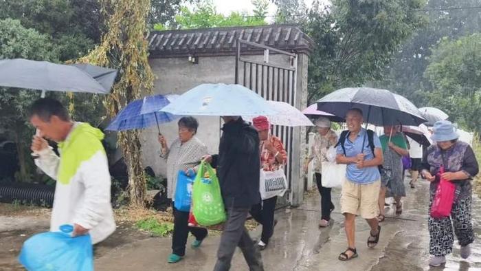 迅速行动，应对强降雨