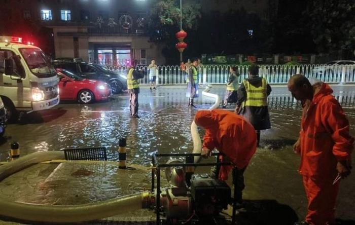 迅速行动，应对强降雨