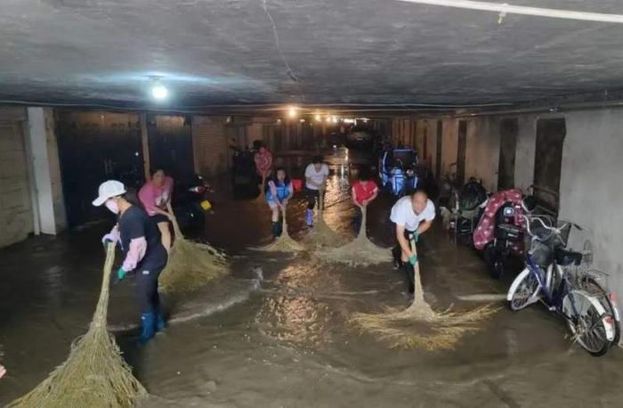 迅速行动，应对强降雨