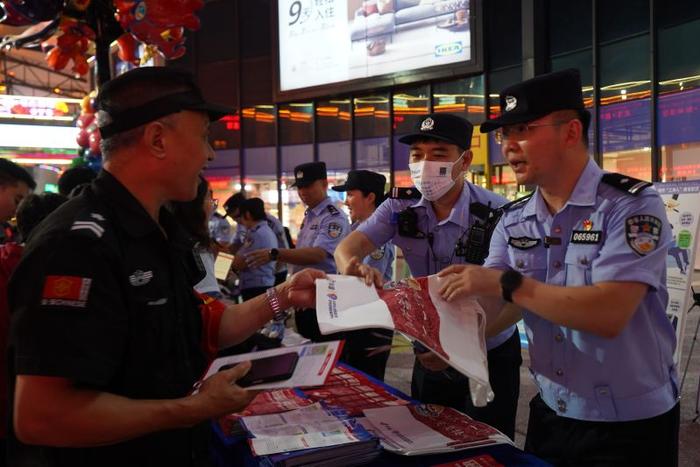 北京警方“夏季行动”：地铁口发雨衣，商圈内支起“反诈”摊儿