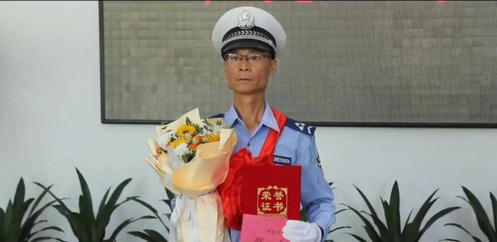 “整个评论区都认识的警察”，市长看望慰问