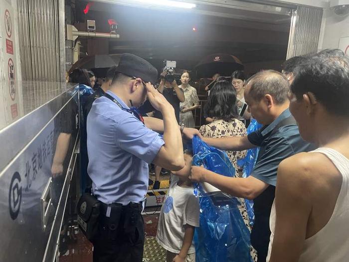 北京警方“夏季行动”：地铁口发雨衣，商圈内支起“反诈”摊儿