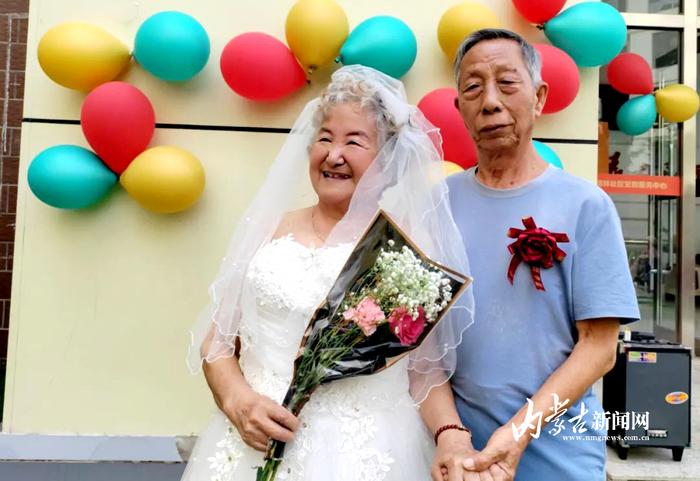 金婚夫妇集体“晒”幸福 半个世纪的爱情在七夕绽放