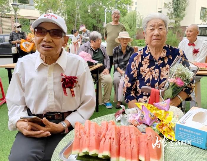 金婚夫妇集体“晒”幸福 半个世纪的爱情在七夕绽放